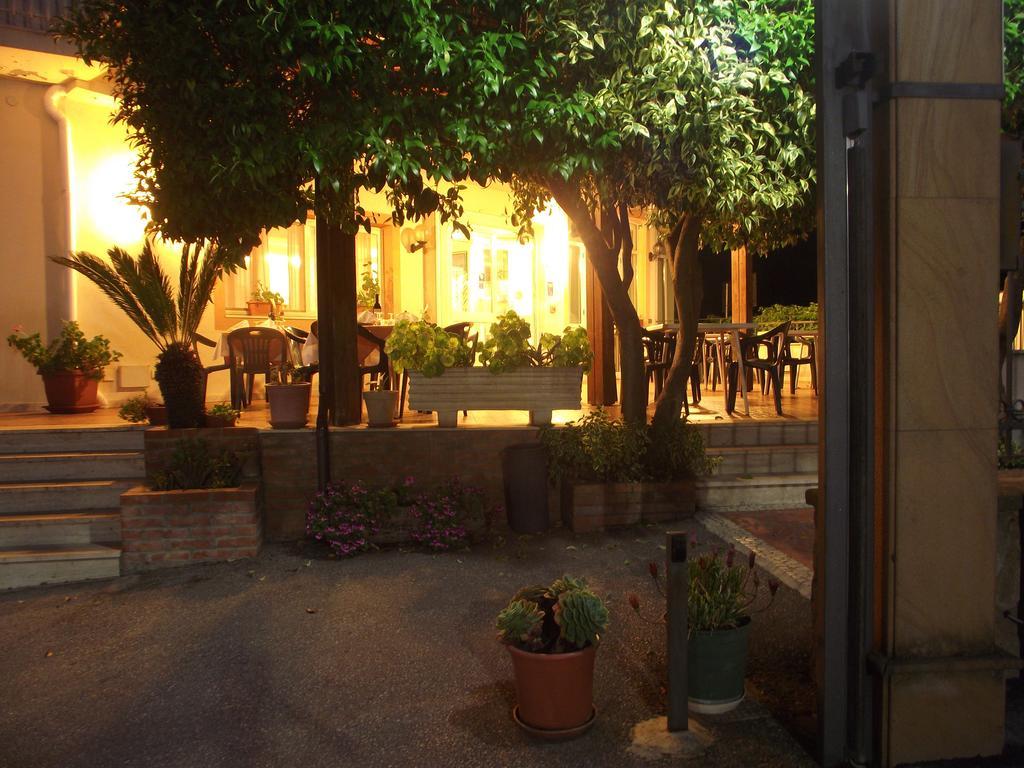 פיאצה ארמרינה Hotel Ristorante Mosaici מראה חיצוני תמונה