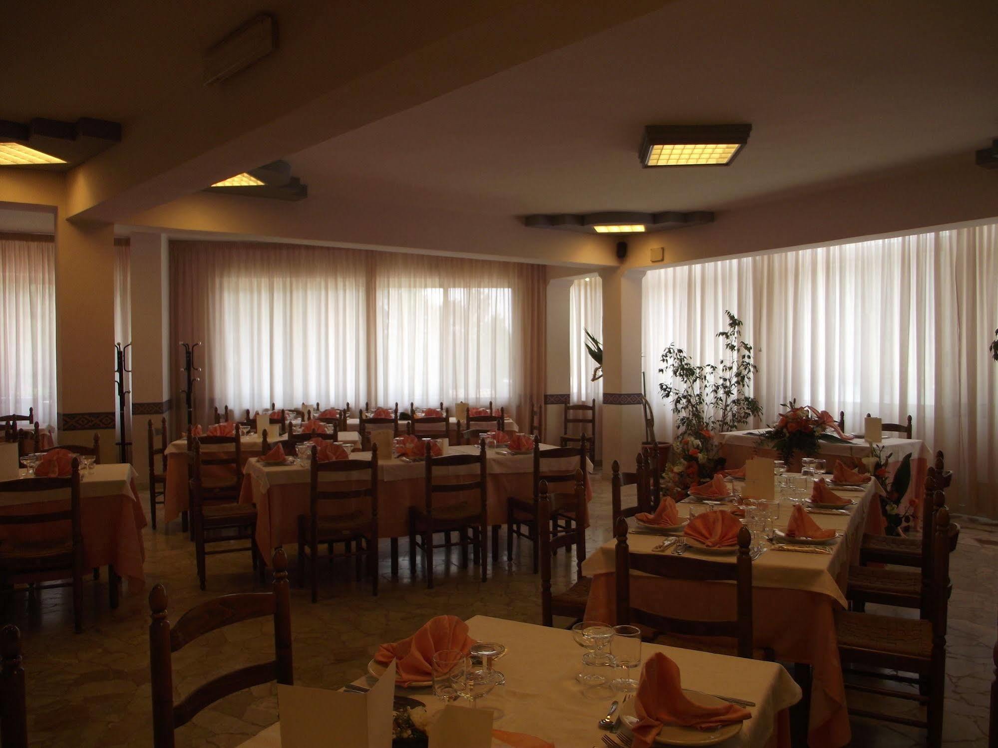 פיאצה ארמרינה Hotel Ristorante Mosaici מראה חיצוני תמונה